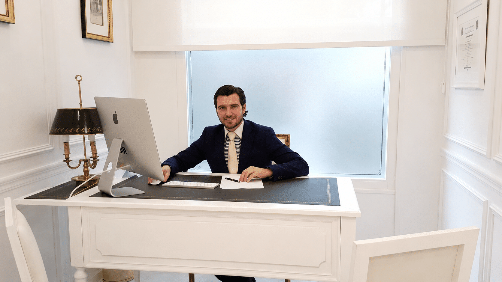 Dr. Jaon San Miguel en su consulta en Barcelona